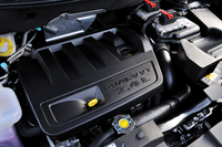 新たに登場した2.4リッター直4のJC08モード燃費は10.7km/リッターと、2リッター直4（10.6km/リッター）より優秀な数値が掲げられる。