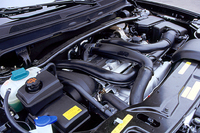 T6に搭載されるのは、2.9リッター直6ターボ。小型ターボを並列して装着したツインターボで、吸排気バルブに連続可変バルブタイミング機構を備える。