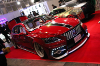 会場で見かけたド派手極まる「レクサスLS」。
    