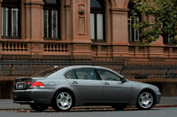 トランクリッドを持ち上げて強調するデザインは、他社のクルマにも見られるようになった。