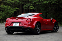 「アルファ・ロメオ4C」のリアビュー。外観デザインは、1960年代に活躍した「ティーポ33/2ストラダーレ」をモチーフにしたという。