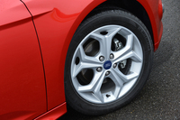 標準で与えられる17インチアルミホイール（タイヤサイズ：215/50R17）。オプションで18インチも用意される。
    