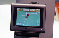 ソニーのNV-U70は、3.5インチ・タッチパネルモニターと1GBフラッシュメモリー採用のポータブルナビ。ヨーロッパでは地図データ付きで700ユーロ前後で発売。