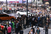 2014年4月の北京モーターショー。関係者公開日でさえ、ご覧の盛況。ボルボにとっては中国・吉利の傘下にあること以上に、この市場でショーを続けることの意義は大きいだろう。