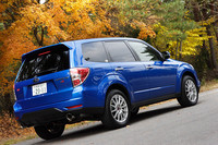 外観では、STI製のフロントスポイラーやスポーツマフラー、専用デザインの17インチアルミホイールがベースモデルとの違い。