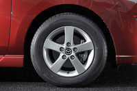 「20S-SKYACTIV」などに設定されるエコタイヤ「エナセーブEC300」。カタログ燃費は17インチタイヤ装着車が15.2km/リッターなのに対し、この15インチタイヤ装着車では16.2km/リッターとなる。（いずれもJC08モード）