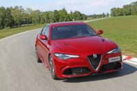 バロッコのレフトハンダーを行く「ジュリア クアドリフォリオ」。バロッコはアルファが1960～70年代のレースシーンで黄金期を築く上で、重要な役割を担った場所でもある。