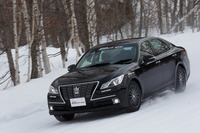 アップダウンのある外周路を走る「トヨタ・クラウン」。