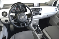 「e-up!」の室内。メータークラスター内の従来タコメーターがあった場所にパワーインジケーターが備わる。