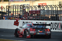 No.1 MOTUL AUTECH GT-Rと、それを迎えるNISMOのチームスタッフ。