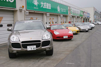試乗車は、ターボ系を除くポルシェのほぼ全ラインナップ。目玉は、同社初のSUV「カイエンS＆ターボ」と、ニューカマー「GT3」だ。さらに今回は、ワンメイクレース仕様の「カップカー」も用意されていた。