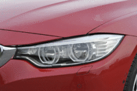 「5シリーズ」などの上級モデルに採用されているアダプティブLEDヘッドライトが、16万5000円のオプションとして用意される。（クリックするとヘッドランプが点灯する様子が見られます）