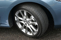 タイヤサイズは225/45R19。高輝度塗装のアルミホイールが組み合わされる。