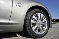 アルミホイールは、ハイブリッドモデル限定のクロームカラーコート仕上げとなる。