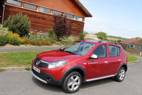 ボクがレンタカーで借りることになった「ダチア・サンデロ ステップウェイ」。