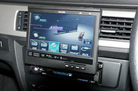 1DINの筐体に、VGAモニターをはじめ、DVD/CDスロット、HDD、さらにワンセグ・チューナーが収まる「AVN076HD」。