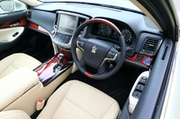 インテリアデザインも「クラウン ロイヤル／アスリート」と共通になる。
    