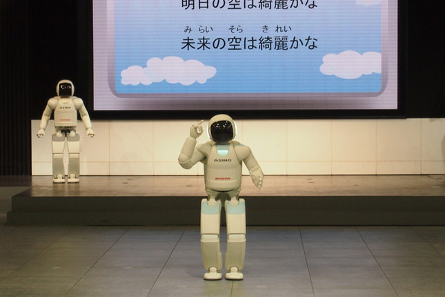 手話を交えて歌う新型「ASIMO（アシモ）」。