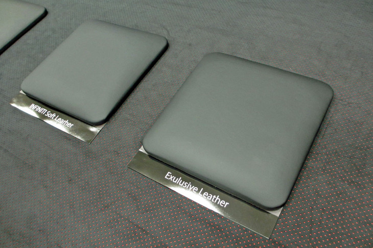 今回の勉強会を開催してくれた日産モータースポーツ&カスタマイズでは、日産が海外展開する上級ブランド名を冠した「インフィニティソフトレザー」（写真左）の、さらに上級となる「エクスクルーシブレザー（仮称）」（同右）を開発中という。少しだけ触らせていただいたが、指に吸いつくような柔らかな感触が印象的だった。もちろん、どちらも牛の本革である。