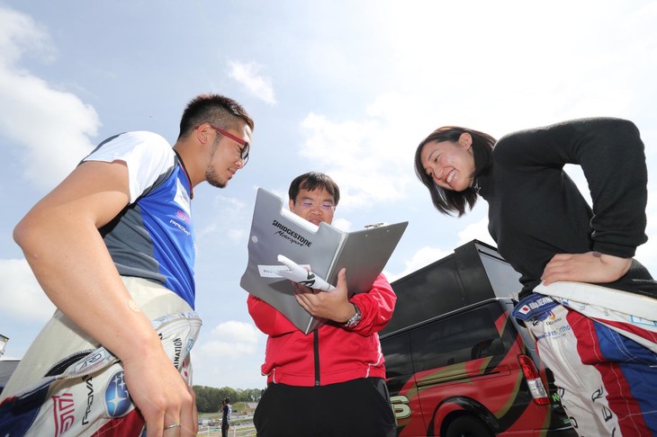 ブリヂストンのタイヤエンジニア氏と情報をやりとりする凜太郎選手（左）と池島選手（右）。