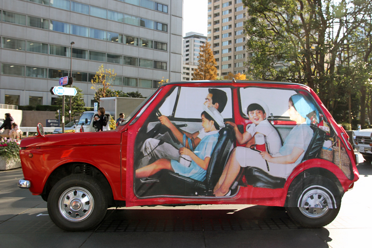 展示された一台の、1967年3月から1969年1月まで販売された通称NⅠ（エヌワン）のボディーサイドには、発売間もない時期に発行されたカタログや雑誌広告に使われた写真が実物大に拡大され、貼り付けられていた。