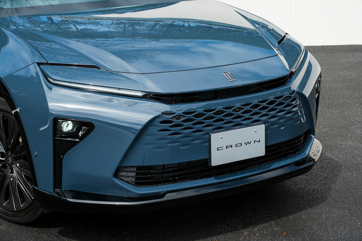 コの字型の薄いヘッドランプに、シームレスグリルを組み合わせたフロントマスク。先進性は表れているかもしれないけれど、車格感を出すのなら、グリル然としたグリルを備えるのもアリだったのでは？