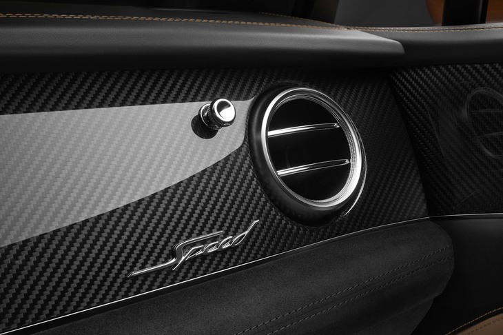 室内のパネル（助手席前方のエアコン吹き出し口周辺）にも「Speed」のロゴが添えられる。