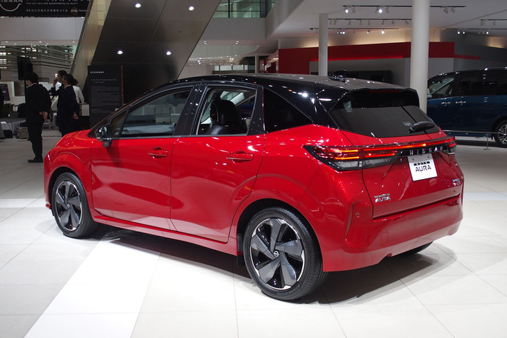 日産ノート オーラ（リアビュー）