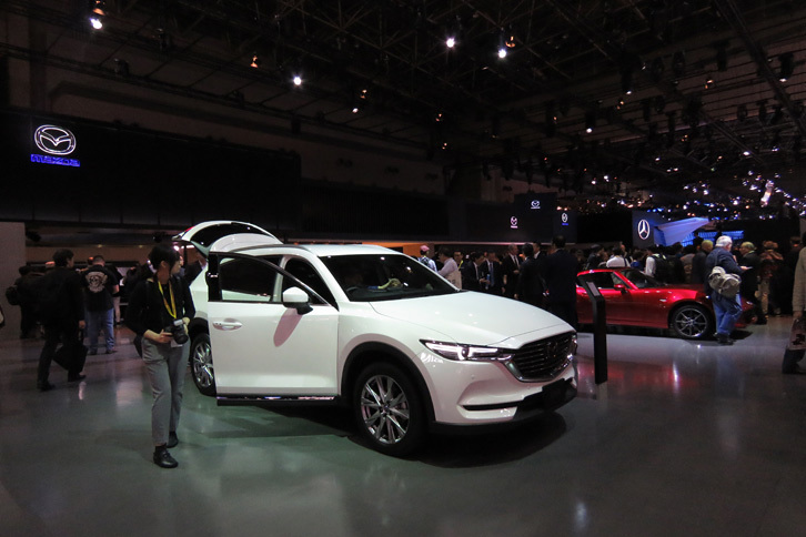 第45回東京モーターショーにおける、マツダブースの様子。