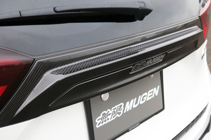 ホンダ・フィットe：HEV RS 無限パーツ装着車（カーボンテールゲートガーニッシュ）