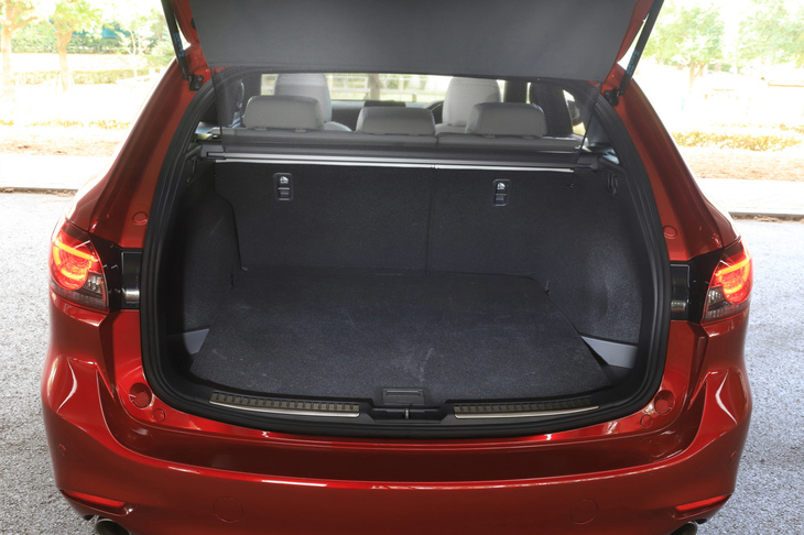 リアシートは、6：4の分割可倒式のシートバックを採用。定員乗車時の荷室容量は506リッター（VDA方式）となる。