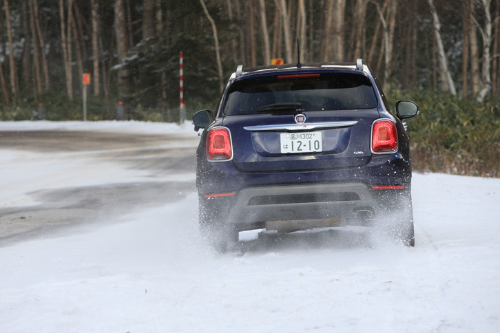 軽井沢からは白糸ハイランドウェイ、鬼押ハイウェー、万座ハイウェーを経て万座温泉へ。万座ハイウェーも中腹を過ぎると、路面を雪と氷が覆うようになる。