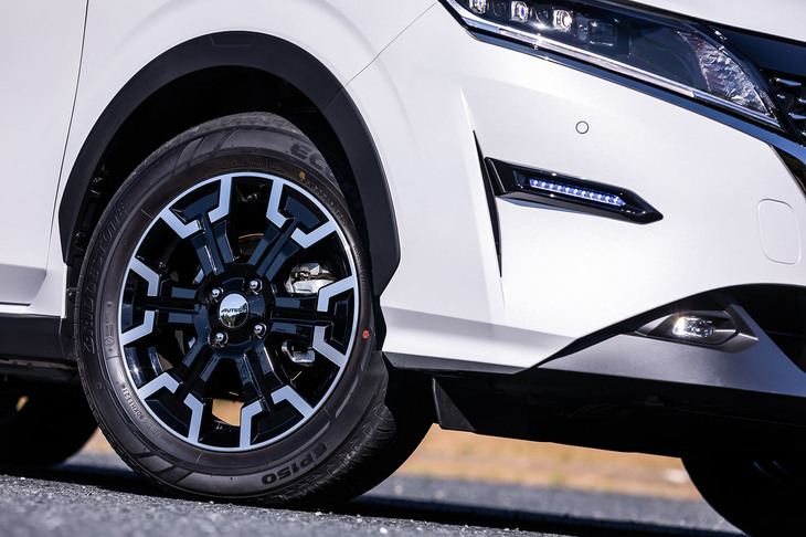 今回の試乗車は、専用デザインの16インチアルミホイールに195/60R16サイズの「ブリヂストン・エコピアEP150」タイヤを組み合わせていた。ホイールサイズは「ノート」と同じだが、タイヤ幅は10mm広い設定になっている。