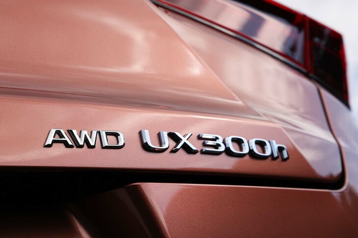 「UX300h」は従来型にあたる「UX250h」比で15PS強力なシステム最高出力199PSを発生。4WDモデルに備わるリアモーターの出力も7PSから41PSへと向上している。