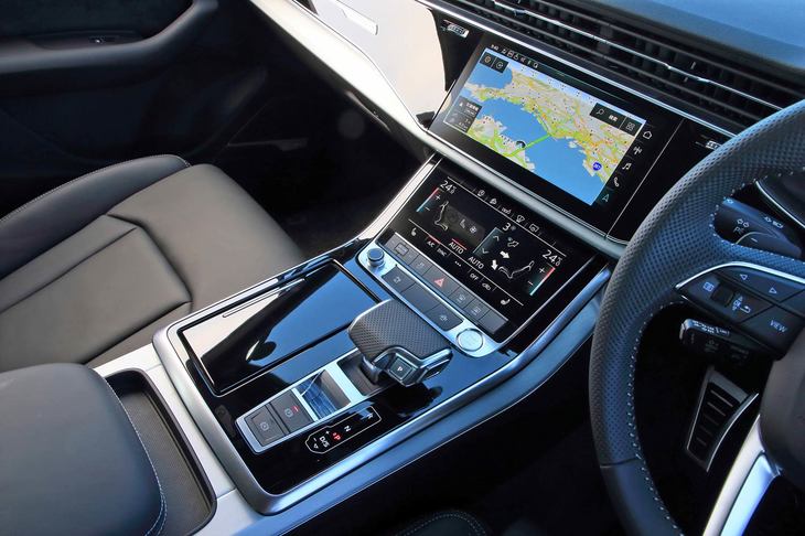 2枚のタッチスクリーンが配されたセンタークラスターまわり。上段のディスプレイはインフォテインメントシステムやナビゲーションを、下段のディスプレイはエアコンなどを操作するものだ。