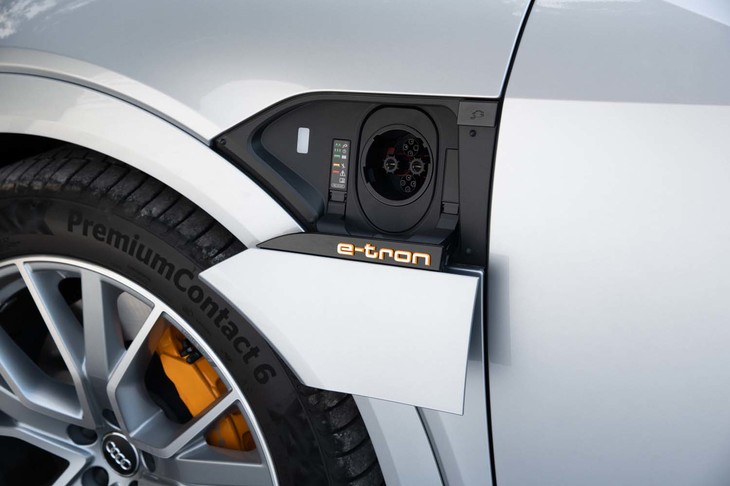 左のフロントフェンダー部分に備わる急速充電用ポート。こちらは最大50kWまで対応している。