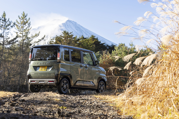 前後のショックアブソーバーには乗り心地とライントレース性を高次元で両立したというカヤバの「プロスムース」を採用。低速域ではソフトな、高速域ではファームなフットワークをみせてくれる。