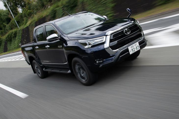 車台の構成は“トラックそのもの”で、丈夫なラダーフレームに前：ダブルウイッシュボーン式、後ろ：リジッドアクスル式のサスペンションの組み合わせ。リアサスのスプリングにはリーフ（板バネ）を用いている。