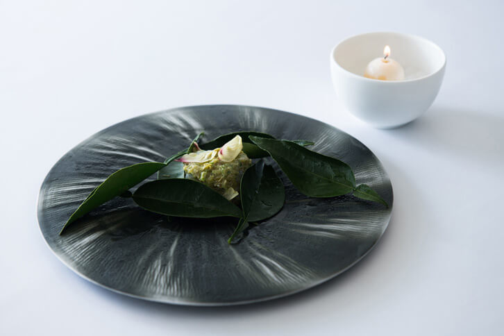 1皿目の「紅葉鯛、じゃばら、唐辛子」。秋に獲れるタイのことを紅葉鯛と呼ぶ。内子の特産品であるじゃばらは柚子に似た柑橘類。