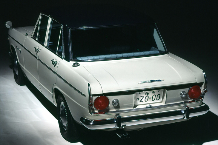 ファンの反響の大きさから、プリンスは“6気筒スカイライン”の継続販売を決定。1965年に登場した「スカイライン2000GT」がそれで、後にシングルキャブレター仕様の「スカイライン2000GT-A」（写真）も発売された。