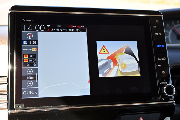 前ページに続いて「リアカメラdeあんしんプラス3」の機能を紹介。「後方死角サポート機能」はバックカメラで自車の斜め後ろの死角にいる他車を認識。ナビ画面に警告を表示する。またその状態でウインカーを操作すると、写真のような表示に切り替わって危険を知らせる。いわゆる「ブラインドスポットモニター」と同じ機能を、バックカメラだけで安価に実現するのだ。