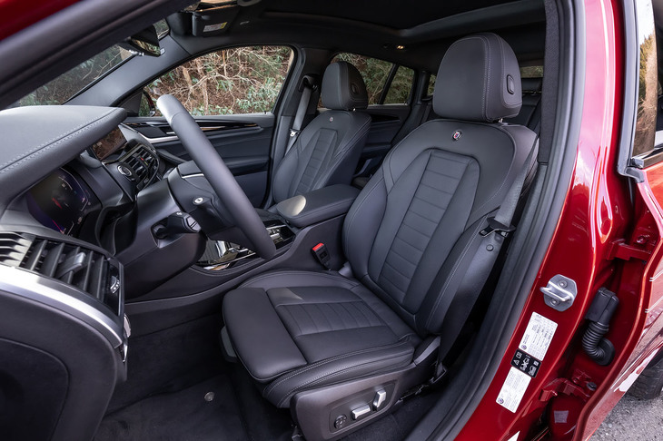 標準装備となるヴァーネスカレザーのフロントシート。アルピナのメタルエンブレムが背もたれ上部に装着されている。