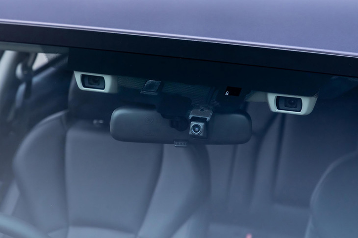 フロントウィンドウ越しに見えるアイサイトのステレオカメラ。インナーミラーの前方に設置されているのは、電磁ノイズ干渉対策が施されたアイサイト対応のスバル純正ドライブレコーダー（カメラ部分）。