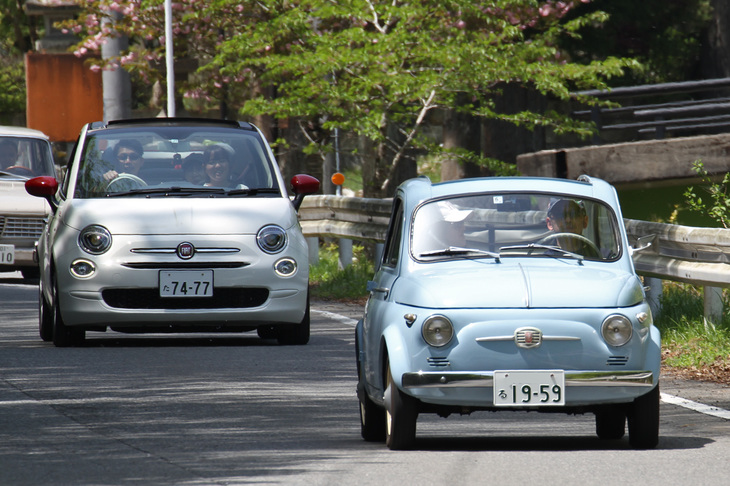 ランデブー走行する新旧「フィアット500」。前が1959年の“ヌオーバ500”（新500）こと2代目で、後ろが現行モデル。こうして見ると、親子ぐらい大きさが違う。