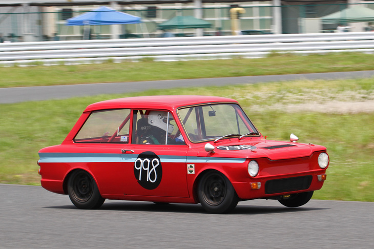 RACメモリアルランと題されたパレード（走行会）に出走した1967年「ヒルマン・インプ」。