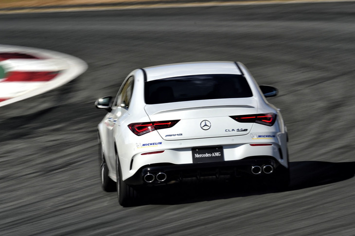 富士スピードウェイの「GRスープラコーナー」を、いわゆるゼロカウンタードリフト状態で走行する「CLA45」。平日はショッピングに使用し、休日はサーキットでスポーツ走行が楽しめるのも同車の魅力だ。