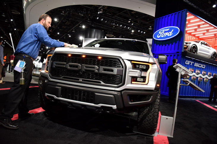 フォードブースにて「F-150ラプター」の展示車を拭くスタッフ。「フォードFシリーズ」は、セダンを含め、アメリカで最も売れているモデルである。
