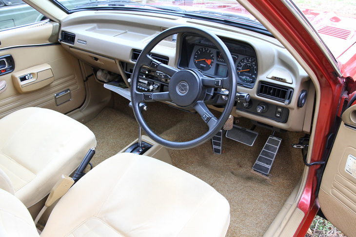 室内もご覧のとおりの美しさ。新車以来の走行距離は、車齢40年としては少ない約9万3500kmだが、それでも大事に扱わなければこの状態は保てない。変速機はスターレンジ付きのホンダマチック（AT）。足元のペダルやフットレストは当時モノの汎用（はんよう）アクセサリー。