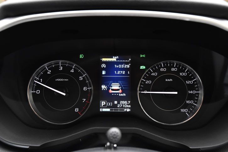 メーターは2眼タイプ。中央には、カラー表示の4.2インチマルチインフォメーションディスプレイが備わる。