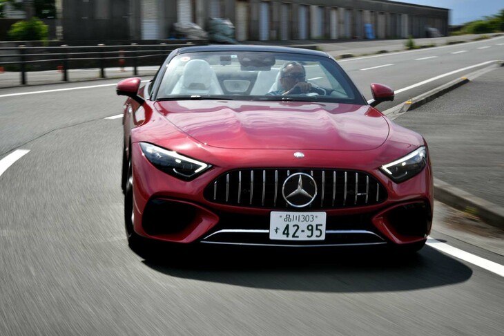 シャシーは新開発のアルミスペースフレーム構造。リアのみならずフロントにもマルチリンク式サスを使う。